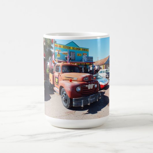Alte Fahrzeuge in Seligman, Route 66 Kaffeetasse (Mittel)