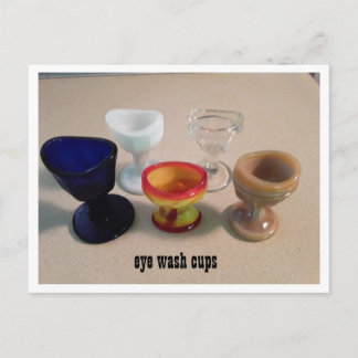 alte farbige Glasaugenwaschbecher nach der Karte