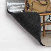 Alte Fischereiausrüstung auf Stühlen Mousepad (Ecke)