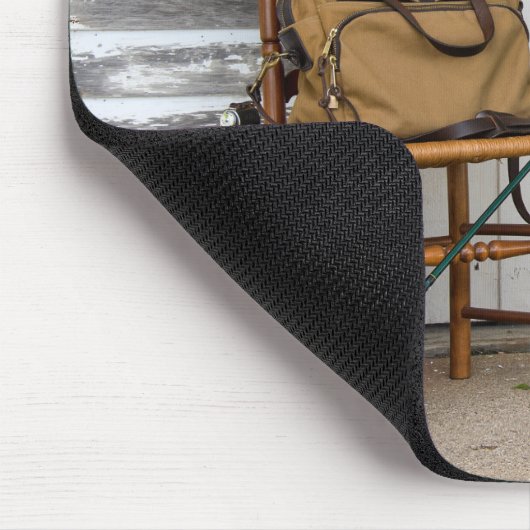 Alte Fischereiausrüstung auf Stühlen Mousepad (Ecke)