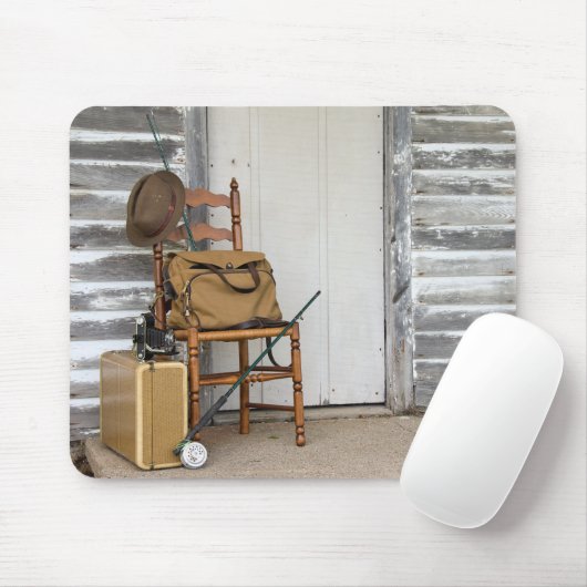 Alte Fischereiausrüstung auf Stühlen Mousepad (Mit Mouse)