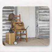 Alte Fischereiausrüstung auf Stühlen Mousepad (Vorne)