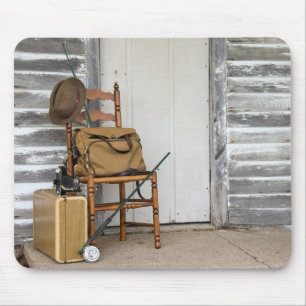 Alte Fischereiausrüstung auf Stühlen Mousepad