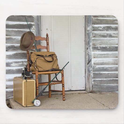 Alte Fischereiausrüstung auf Stühlen Mousepad (Vorne)