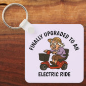 Alte Frau auf Scooter Schlüsselanhänger (Vorderseite)