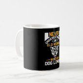 alte Frau, die Hund Lover ist Kaffeetasse (Vorderseite Links)