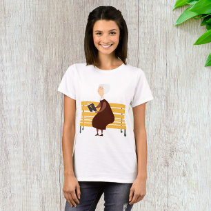 Alte Frau liest die Bibel T-Shirt
