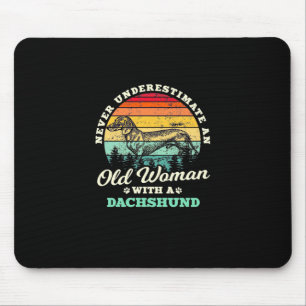 Alte Frau mit Dackel Mousepad