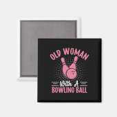 Alte Frau mit einem Bowlingball I Bowling Magnet (Vorderseite/Rückseite)