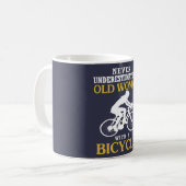 ALTE FRAU MIT EINEM FAHRRAD KAFFEETASSE (Vorderseite Links)