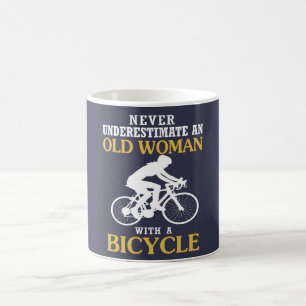 ALTE FRAU MIT EINEM FAHRRAD KAFFEETASSE