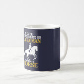Alte Frau reitet Pferd Kaffeetasse (VorderseiteRechts)