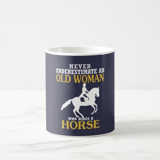 Alte Frau reitet Pferd Kaffeetasse (Mittel)