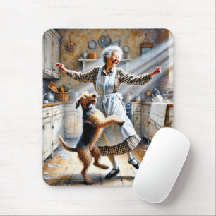 Alte Frau tanzt mit Hund Mousepad
