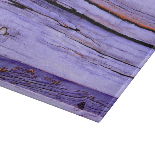 Alte gebrochene lila Farbe auf Holz Schneidebrett (Ecke)
