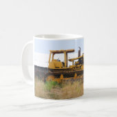 Alte gelbe Planierraupe geparkt in einer Weide Kaffeetasse (Vorderseite Links)