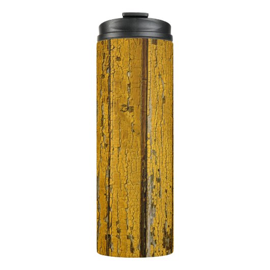 Alte gelbe Tür oder Zaun mit anderer Farbe, nat Thermosbecher (Vorderseite)