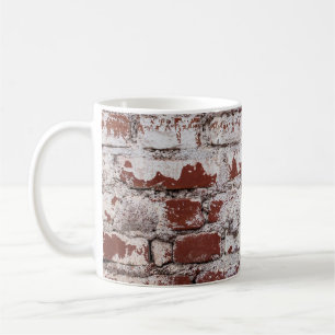 Alte gemalte Ziegelwand mit weißem Peeling Kaffeetasse