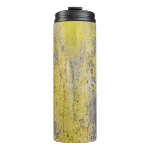 Alte graue Betonwand mit schälender gelber Farbe.  Thermosbecher