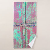 Alte grüne Wand mit Roststruktur. Grunge Badehandtuch (Badehandtuch)