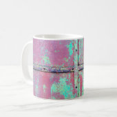 Alte grüne Wand mit Roststruktur. Grunge Kaffeetasse (Vorderseite Links)