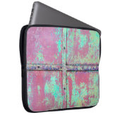 Alte grüne Wand mit Roststruktur. Grunge Laptopschutzhülle (Vorne Rechts)