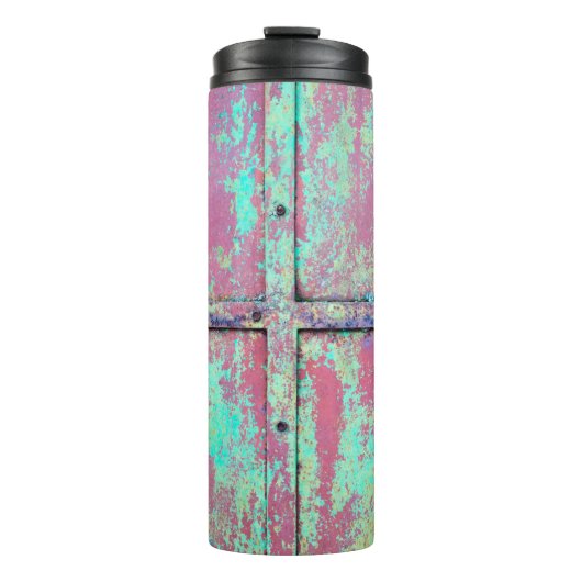 Alte grüne Wand mit Roststruktur. Grunge Thermosbecher (Vorderseite)