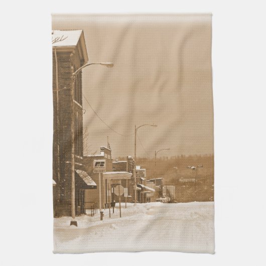 Alte Hauptstraße im Schnee Geschirrtuch (Vertikal)