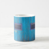Alte hölzerne blaue Garagen-Tür Kaffeetasse (Mittel)