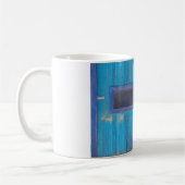 Alte hölzerne blaue Garagen-Tür Kaffeetasse (Links)