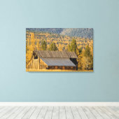 Alte Holzhütte mit herbstlichen Manikürchen in der Leinwanddruck (Insitu (Holzboden))