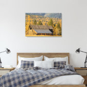 Alte Holzhütte mit herbstlichen Manikürchen in der Leinwanddruck (Insitu (Schlafzimmer))