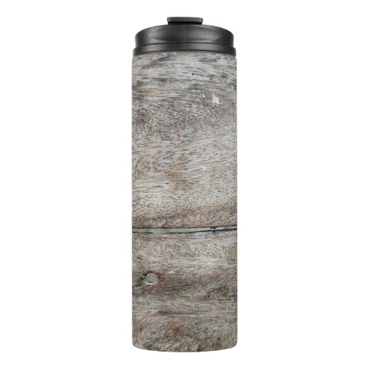 Alte Holzplatte nah als Hintergrund Thermosbecher (Vorderseite)