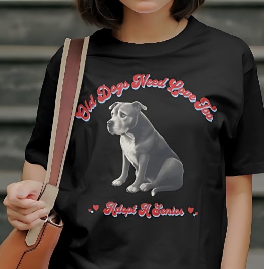 Alte Hunde brauchen auch Liebe, um einen Senior Ad T-Shirt