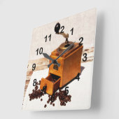 alte Kaffeemühle mit Kaffeebohnen Quadratische Wanduhr (Winkel)