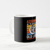Alte Lady-Hund-Warnung Retro Kaffeetasse (Vorderseite Links)