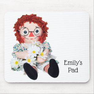 alte Lumpenpuppe mit Gänseblümchen Mousepad