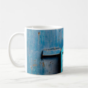 Alte Mailbox an der Türantiquität, Hintergrund, bl Kaffeetasse