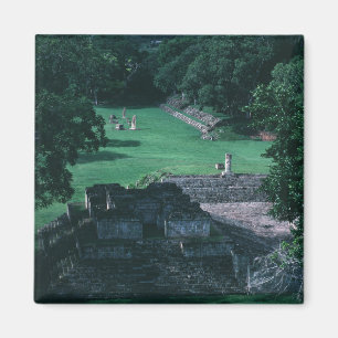 Alte Maya Ruins Grass Courtyard und Strukturen Magnet