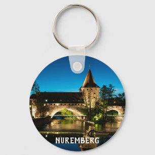 Alte mittelalterliche Brücke bei Nacht in Nürnberg Schlüsselanhänger