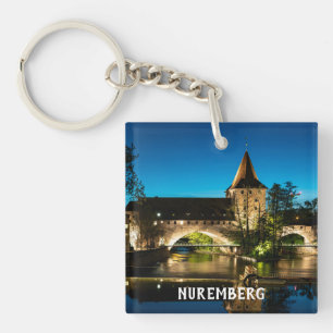 Alte mittelalterliche Brücke bei Nacht in Nürnberg Schlüsselanhänger