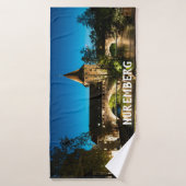 Alte mittelalterliche Brücke in Nürnberg Badehandtuch (Badehandtuch)