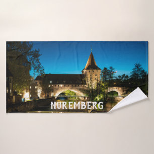 Alte mittelalterliche Brücke in Nürnberg Badehandtuch