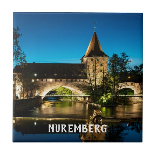 Alte mittelalterliche Brücke in Nürnberg Fliese (Vorderseite)