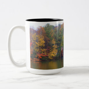 Alte Mühle im Herbst. Zweifarbige Tasse