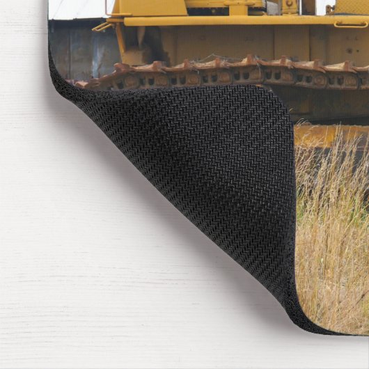 Alte Planierraupe, die auf einem Gebiet sitzt Mousepad (Ecke)