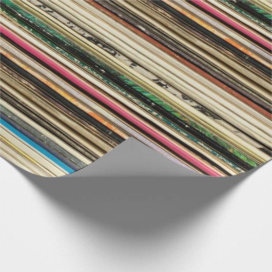 Alte Plattenkartons in Pilerecord gestapelt, vi Geschenkpapier (Ecke)