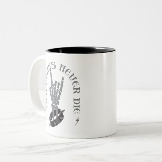 Alte Punks Die nie Skeleton Rock auf gotisch Zweifarbige Tasse (Vorderseite Links)