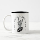 Alte Punks Die nie Skeleton Rock auf gotisch Zweifarbige Tasse (Links)