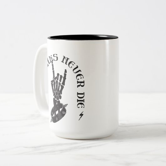 Alte Punks Die nie Skeleton Rock auf gotisch Zweifarbige Tasse (Vorderseite Links)